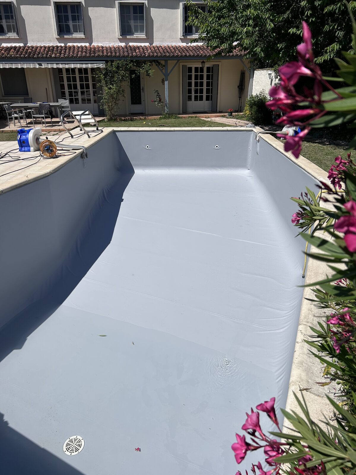 Bassin rénové avec liner gris clair