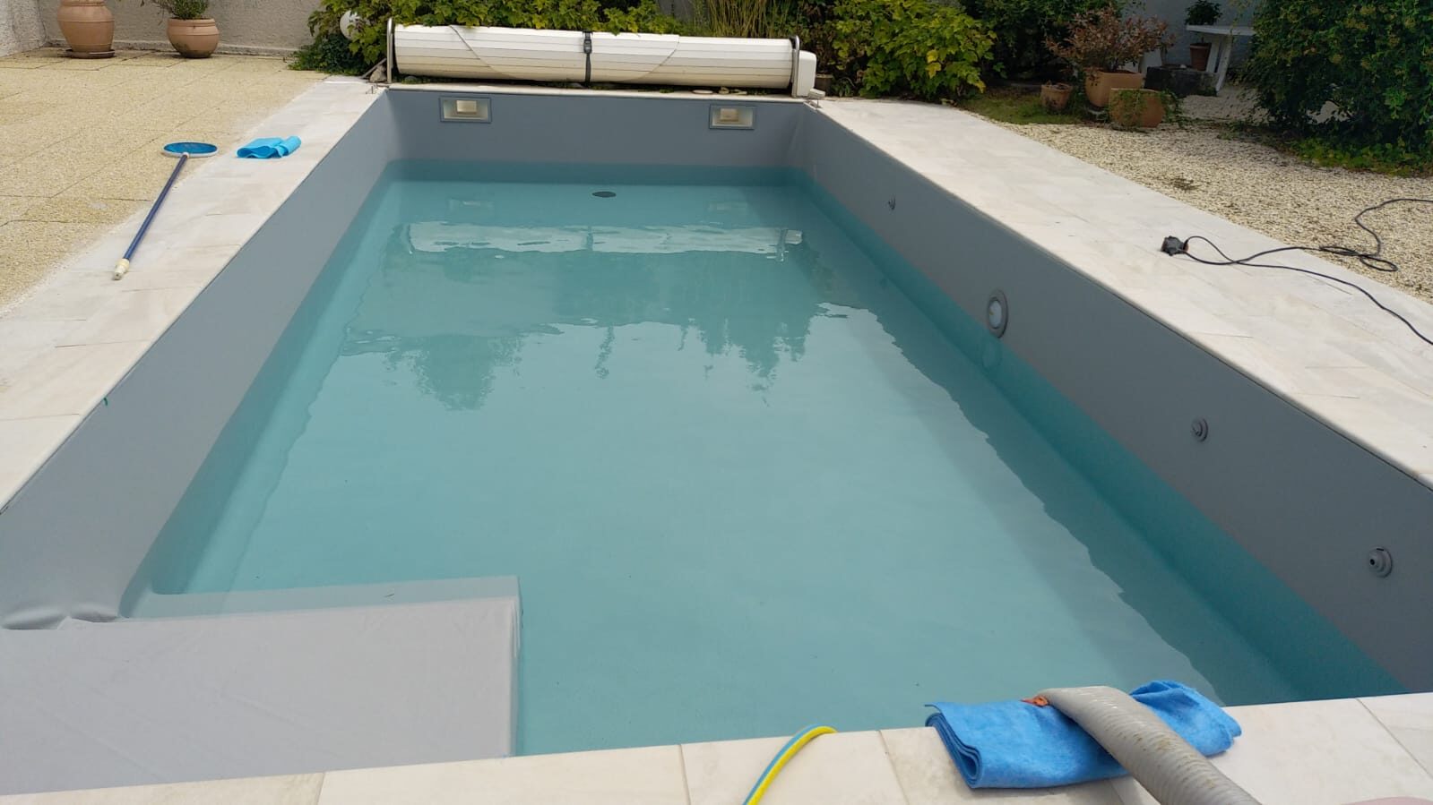 Piscine après rénovation, nouveau revêtement et eau claire