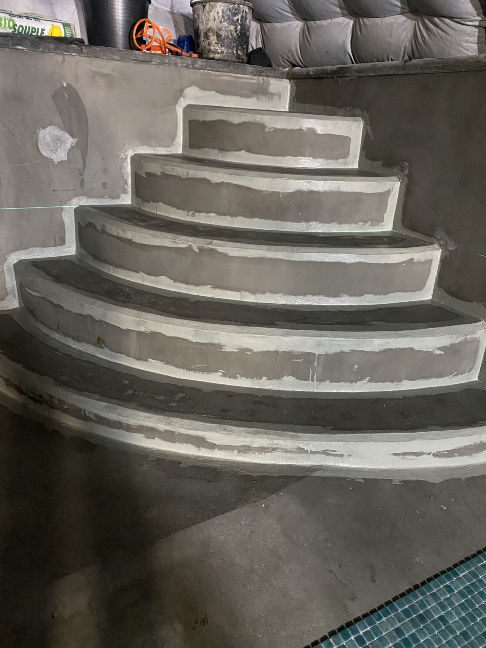 Préparation et étanchéité de l'escalier arrondi avant carrelage