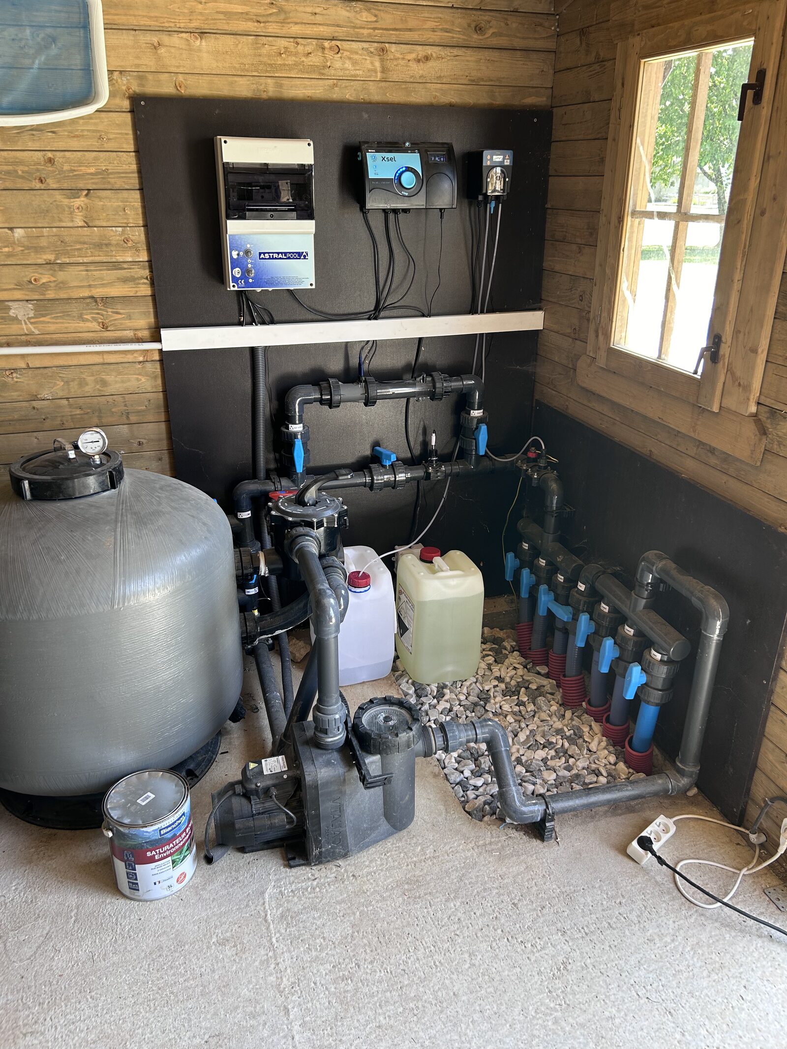Local technique complet : filtration, électrolyse au sel et régulation