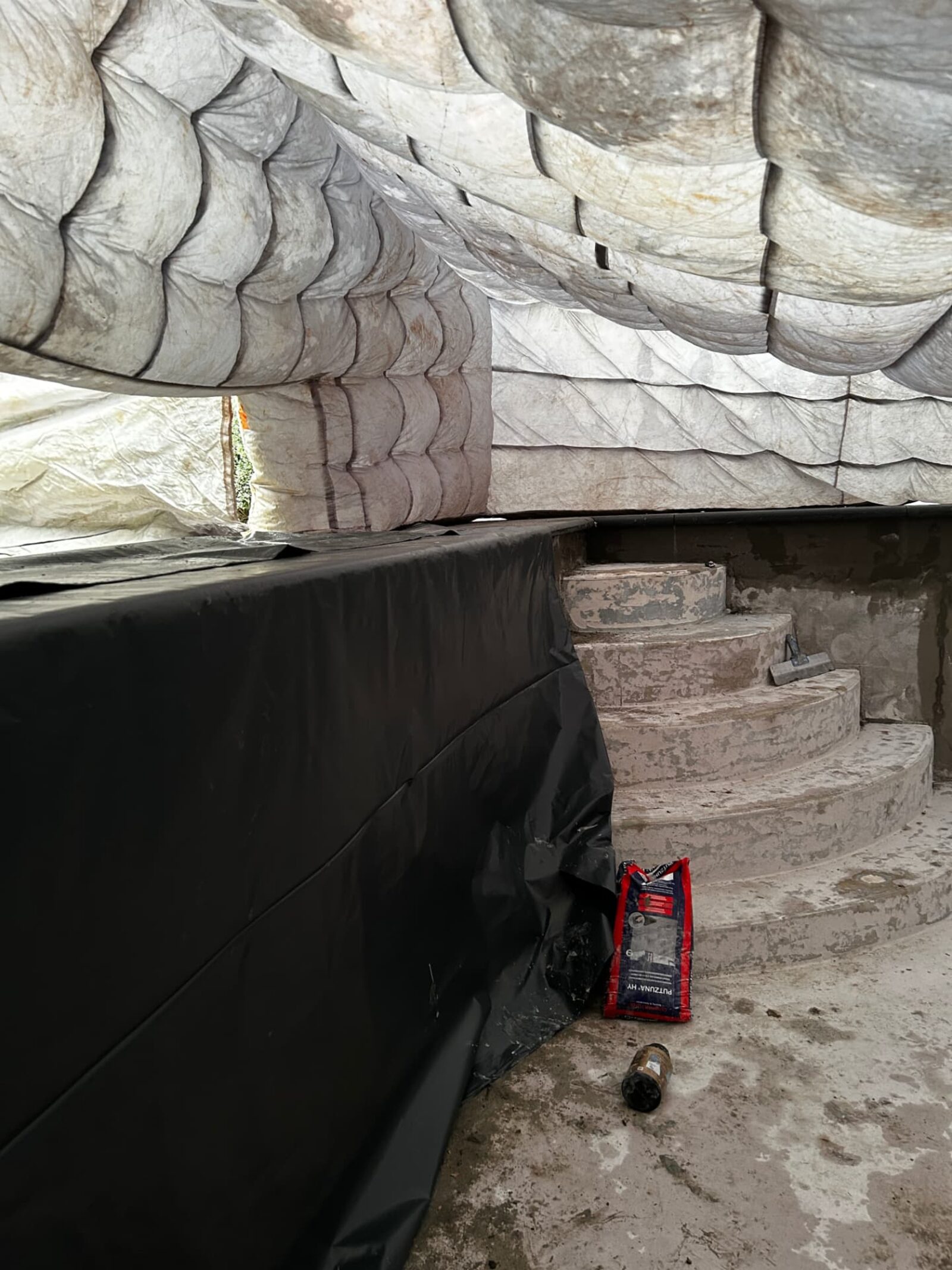 Escalier brut sous tente chauffée, avant préparation