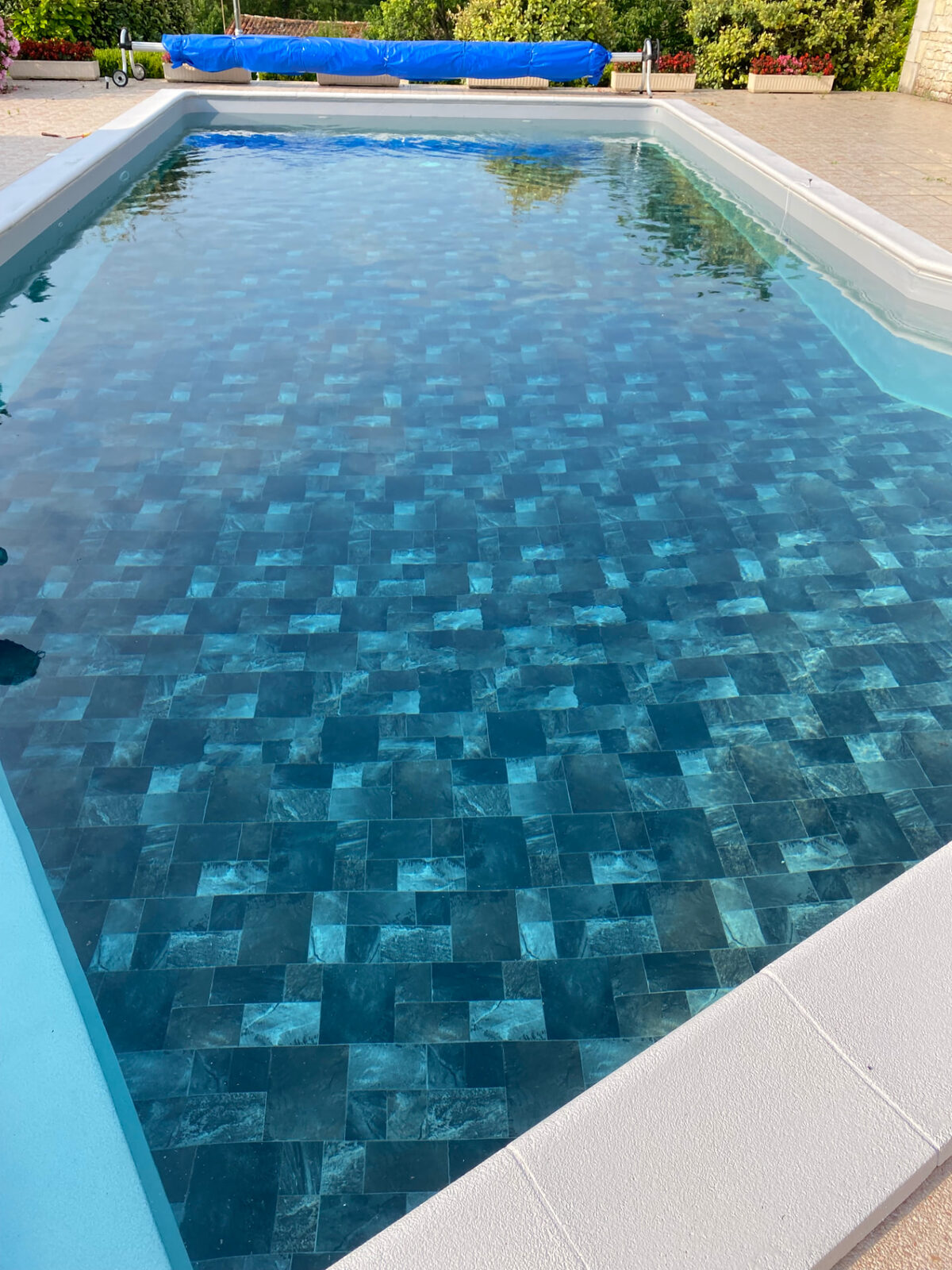 Piscine rénovée avec carrelage effet pierre