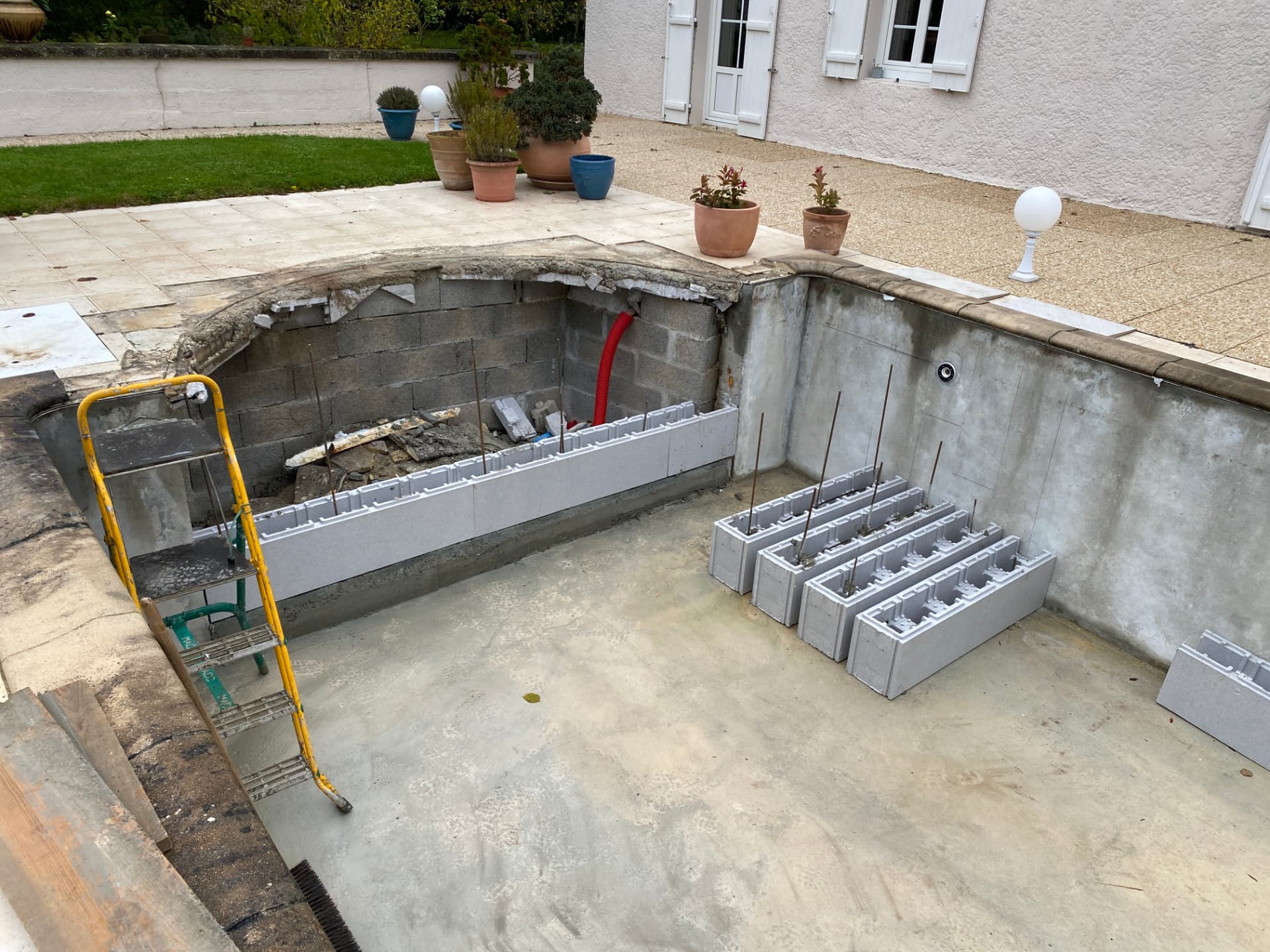 Bassin en rénovation : démolition et pose de blocs à bancher