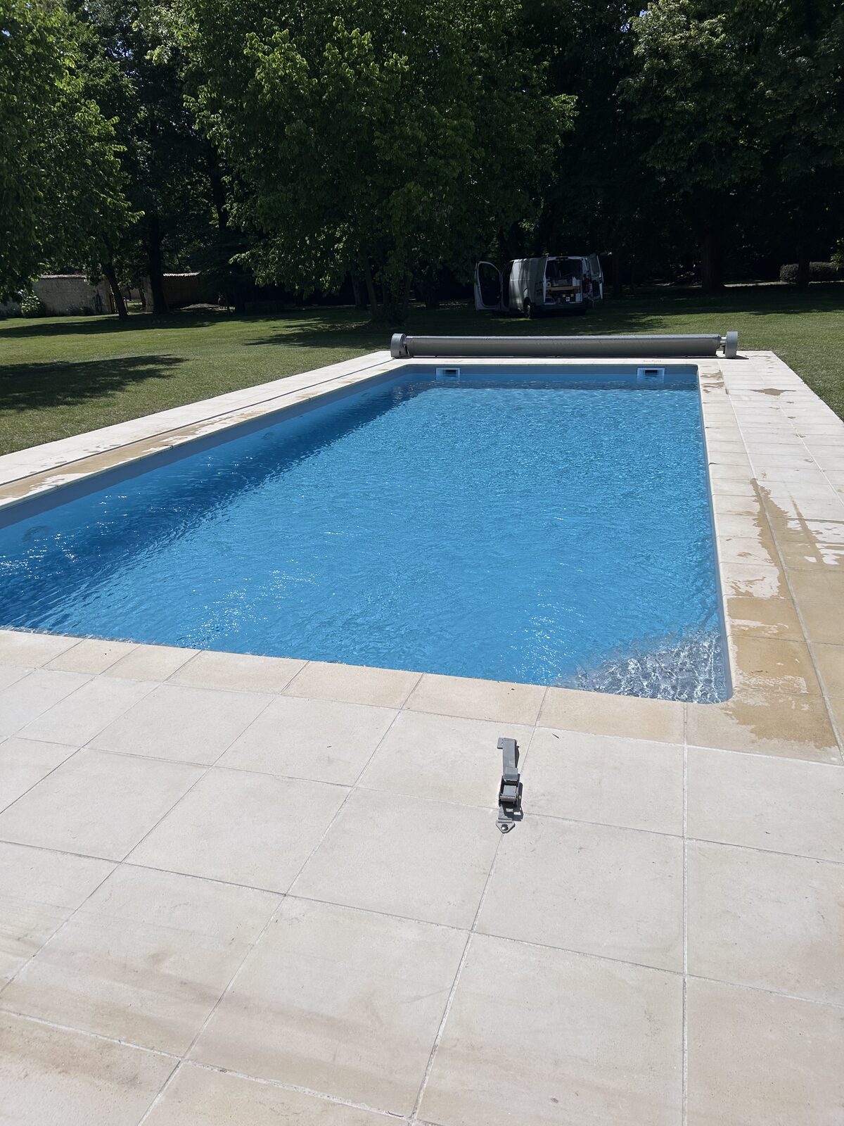 Piscine terminée dans un jardin arboré